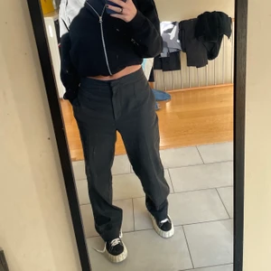 Mörkgråa kostymbyxor  - Skitsnygga kostymbyxor från zara. Byxorna är straightleg. Aldrig använda💕 BUDA här i kommentarerna