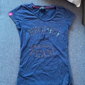 spooks ridtröja - Begagnat och välbevarat skick, alla paljetter kvar. Riktigt fin passform men har tyvärr växt ur den! Samfraktar gärna med mina andra plagg på min sida, rökfritt hem med hund :)