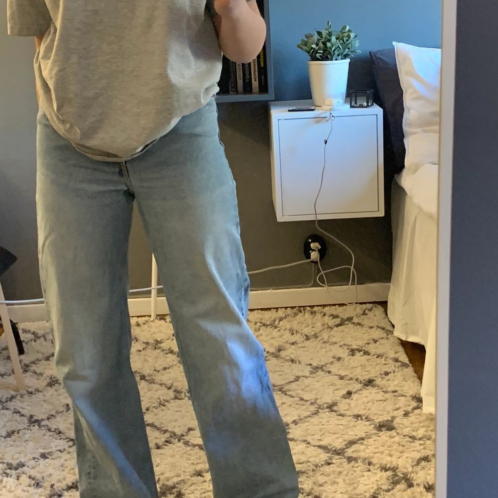 Säljer mina fina jeans ifrån monki! Väl använda men bra skick. Litet hål kom privat för bild på hålet. Säljer då dem är lite för stora. Även lite långa på mig som är 159. Köparen står för frakten. Buda med 10kr+ varje gång eller köp direkt för 200kr 💖💖 osäker på vad frakten är på i nuläget!. Jeans & Byxor.