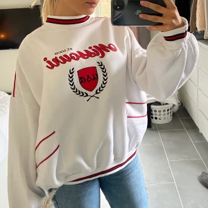 Collagetröja - Säljer denna skitfina oversized tröjan då jag har tröttnat på den. Använd endast 1 gång. Är 167cm ❤️ budet ligger på 300kr