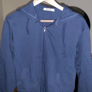 Huvjacka med dragkedja i storlek xs - En fin blå färg och en kofta i gott skick. Aldrig använd, i gott skick. Storlek XS köpt från NAKD. 