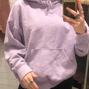 Detta är en lavendel lila hoodie från Weekday som sitter pösigt i modellen