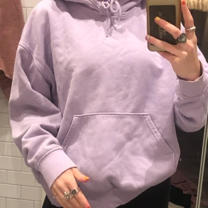 Lila hoodie st xs  - Detta är en lavendel lila hoodie från Weekday som sitter pösigt i modellen