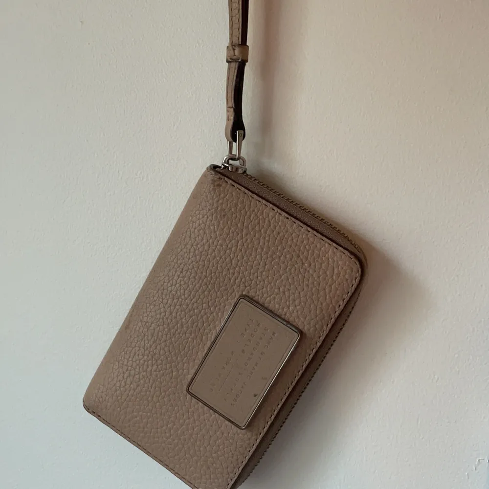 Snygg beige plånbok från Marc by Marc Jacobs. Begagnat skick. 💕. Accessoarer.