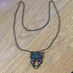 Halsband Uggla  - Snyggt halsband med Uggla. Lite mer guldfärgad i verkligheten. Frakt tillkommer 15kr 