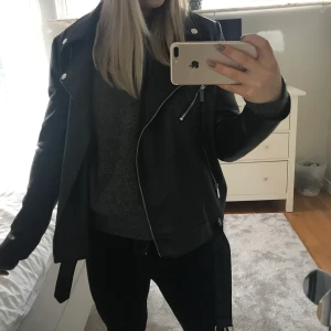 Skinnjacka - Super fin skinnjacka från ivyrevel, köpt i våras för 799, knappt använd så är i väldigt fint skick! Storlek 34 men skulle säga att det är som en 36 då jag är oftast S/M upptill 