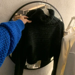 Croppad tröja  - Stickad croppad tröja med polo 