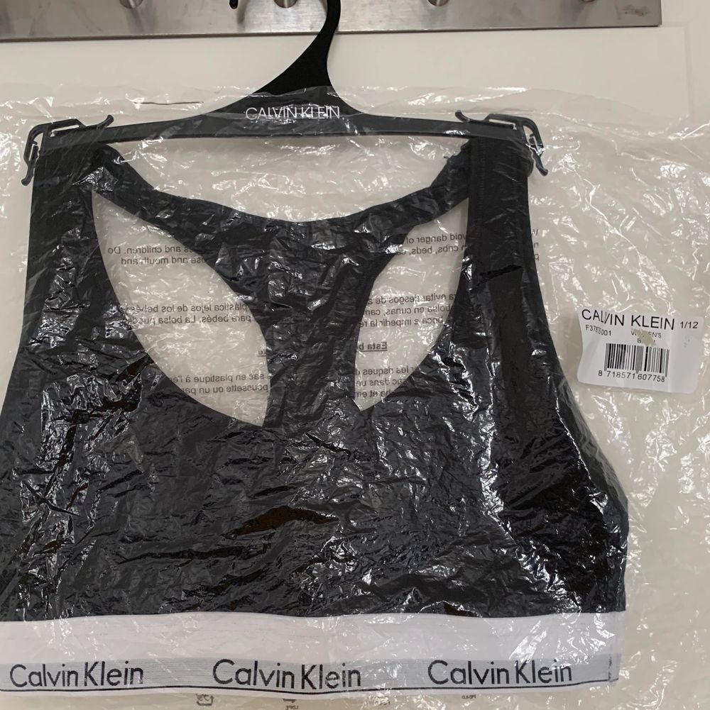 Hej! Säljer denna endast provade Ck braletten i modellen- MODERN BRALETTE - Topp. Köpt på Zalando men insåg att den inte kommer att komma till användning pga har andra i samma modell! Storlek M. Köpt för 349kr men säljer för endast 150kr+ frakt(24kr). . Toppar.