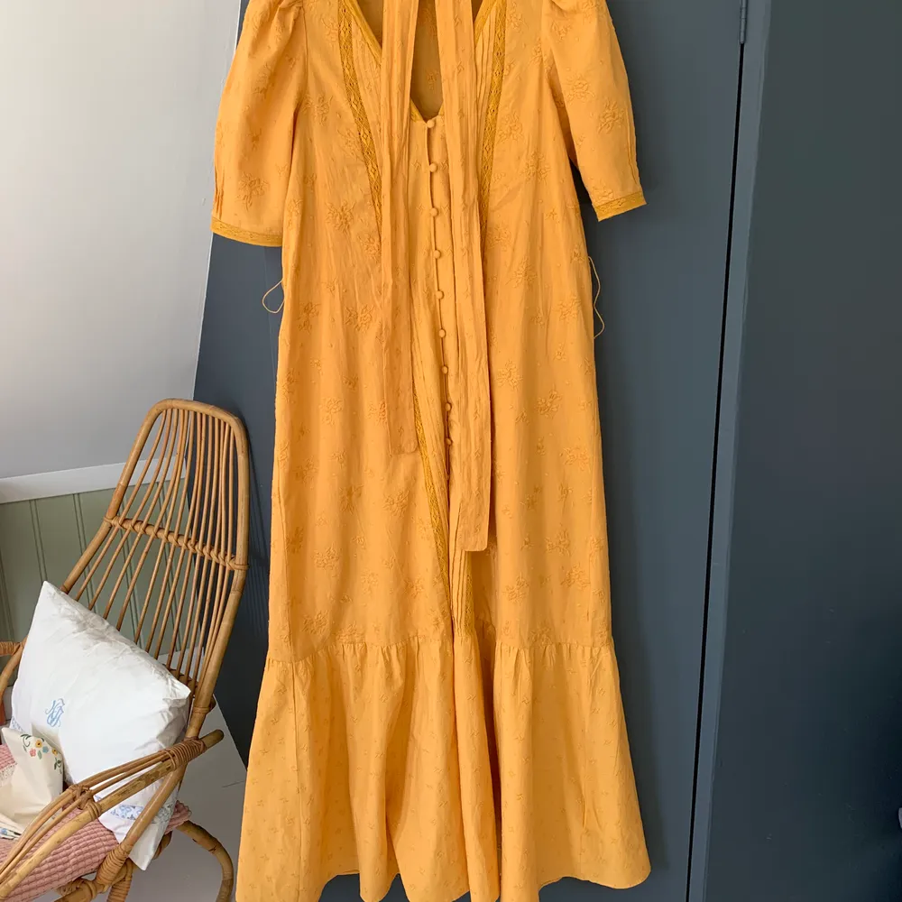 Senapsgul klänning från &other stories, fin gul med broderat mönster. Använd två gånger. Köpte för 800 säljer för 150. underklänning i samma färg ingår.. Klänningar.