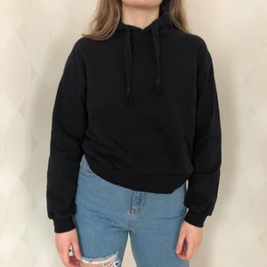 Svart hoodie - Helt vanlig svart hoodie från NAKD i strl M, men liten i storleken så den passar både S&M. Bra skick