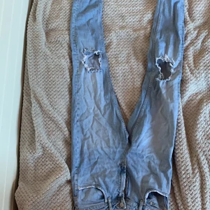 Skinny Jeans med hål - Ljusa skinny Jeans med hål från Gina tricot! Väldigt fina men för stora för mig..
