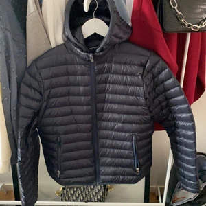 Peakperformanc jacka  - Jätte fin peka jacka använd 1 gång som ny inga skador eller något ass skön och bästa höst jackan men kan, vid flera intressen så blir det budgivning köpt för 1800kr säljs för 1000kr 