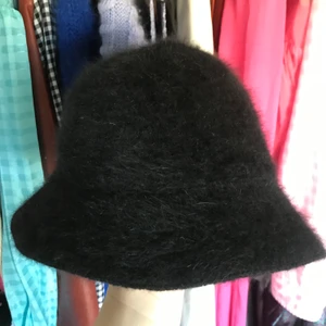 Lurvig buckethat i svart - En svart buckethat i angora. Materialet är ”hårigt”. Perfekt stilren vårmössa.