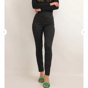 Byxor från Chiquelle - Svarta mönstrade byxor från Chiquelle. Använda 1 gång. Så fina men sitter inte så tajt som jag hade önskat på mig. 