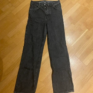 Raka svarta jeans Bikbok - Raka svarta jeans