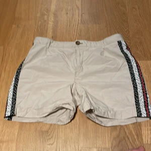 Burberry - Väldigt skönt plagg, funkar hela tiden. Förutom när det är kallt såklart. Har använt det 14 gånger. Väldigt bekvämt.