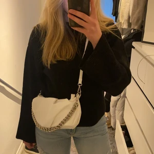 Vit väska med kejda - En så fin vit väska med kedja, både kort och långt band, båda avtagbara, aldrig använd 