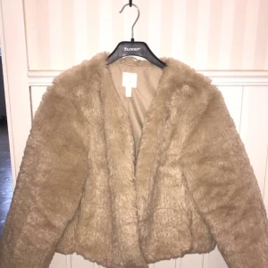Beige fuskpäls L - Beige fuskpäls. Storlek L. H&M