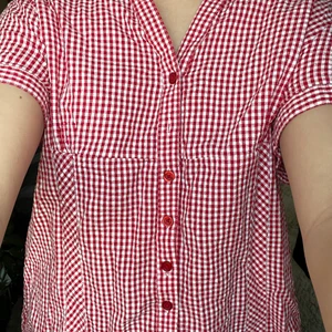 Söt blus Kappahl - Säljer denna söta blusen från kappahl!😍 Väldigt fint skick!!!🥰 Toppen är i storlek 46 men skulle säga att den passar en som är S!! Vet ej vad nypris var men säljer för 30kr + frakt!!❤️