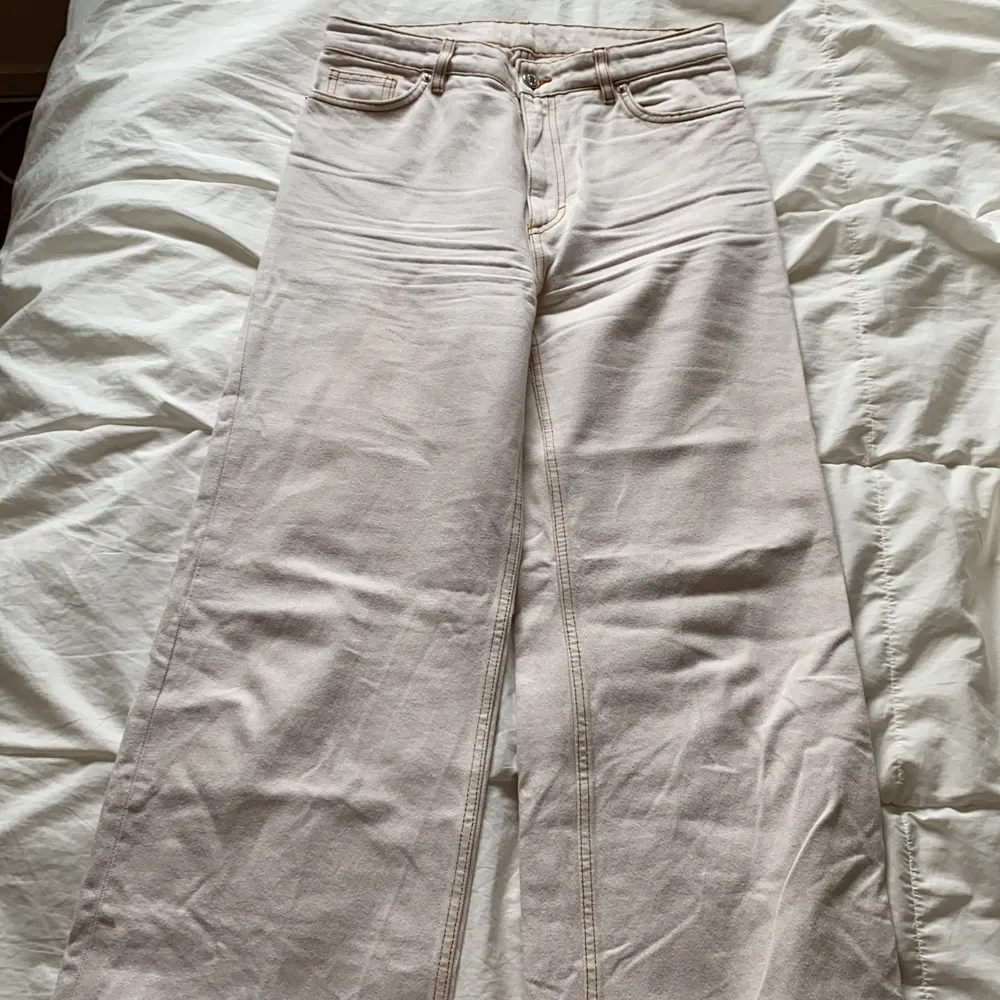 Ett par skit snygga off white wide leg jeans som är använda fåtal gånger. Ordinariepris är 400kr men jag säljer för 150kr + frakt. Jag som har 38-40 passar i dessa. Jeans & Byxor.