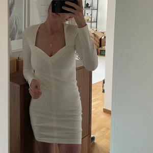 Vit klänning från nly - Helt ny klänning från Nelly, fin till student/skolavslutning 🌸 ej genomskinlig då den har ett beige tyg under 🌸 har en likadan i svart 💘 Frakt ingår 📦 