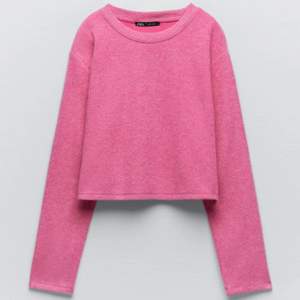 Säljer denna fina stickade tröja från Zara! Den är en storlek M men kortare i modellen så passar även mig som har storlek XS/S💕