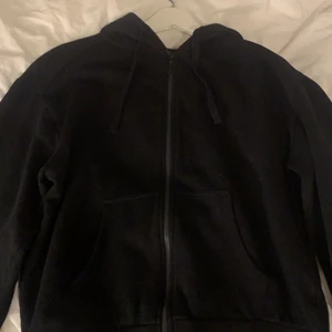 Svart kofta - En helt vanlig svart kofta ifrån hm. Säljer för den inte kommer till användning längre.