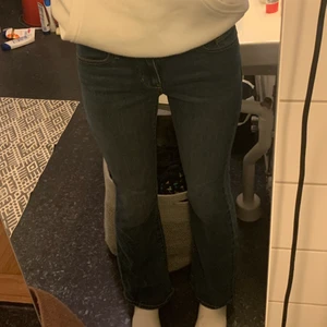 bootcut jeans - bootcut jeans från levis💕 väldigt bra skick. säljer då de är för korta för mig som är 173💓