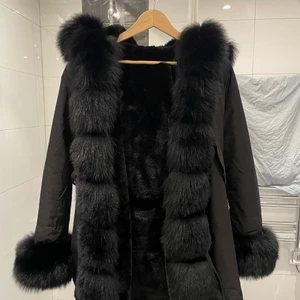 Päls Jacka - Jätte fin päls jacka från butik garoff. Den är helt helt ny, har haft den på mig Max 5 gånger, så det är i nytt skick. All päls är avtagbar även det inuti jackan. Utsidan av jackan är också vattentät.  Det är storlek S men den är lite för liten för mig så därför säljer jag den. Jag har videos oså om man vill ha mer bilder med detaljer på jackan.  Kan hämtas o mötas i Göteborg eller så står köparen för frakten. Nypriset är 6000kr💋💋