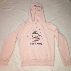Hoodie hello kitty - Säljer min söta retrohoodie (Hello Kitty) som är ljusrosa. Den har tryck på bröstet och på luvan. Storleken är S och är använd men är i ett fint skick. Meddela mig vid fler frågor!😊