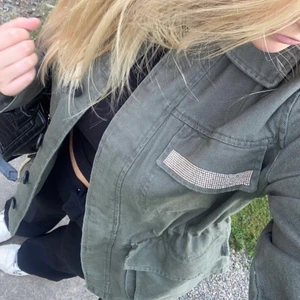 Militärgrön jacka - En fin vårjacka från Zara aldrig använd. Hur fin som helst passar till allt, köparen står för frakten.