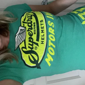 Vintage SuperDry Tröja  - Säljer denna tröja pga den är för liten, den är inte ny så det är lite sprucket i texten som man ser på bilden!💕