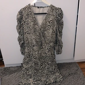 Svart vit Klänning  - Jättefin svart vit klänning, aldrig använd så den är i fint skick