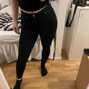 Svarta jeans - Svarta stretchiga jeans från bikbok märket flex, storlek S och skönt stretchigt material ✨ 