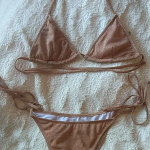 Beige glittrig bikini - Oanvänd. Passar A-C kupor skulle jag säga. Säljer för den va för liten för mig. 
