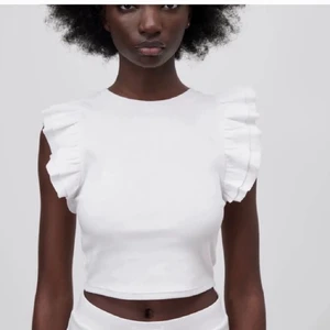 Linne från zara - Säljer sett jättefina linne ifrån zara som är använt få gånger. Perfekt linne till sommaren som passar till alla byxor😊 Frakten kan jag kolla över så det blir så billigt som möjligt💕