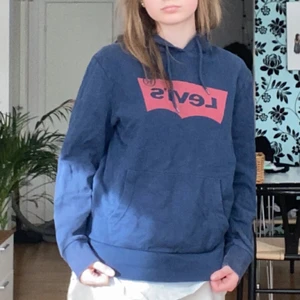 LEVI’S hoodie, matt blå organisk strl M - Fin hoodie med excellent skick, lös passform. Om du har några frågor så e de ba å fråga👍🏻👍🏻👍🏻❤️❤️                                     Se mått. Måtten är unjefära.                                                          Underarm till underarm: 55cm                                                    Total längd från krage: 63cm                                                             Ärmlängd från Axel: 58cm