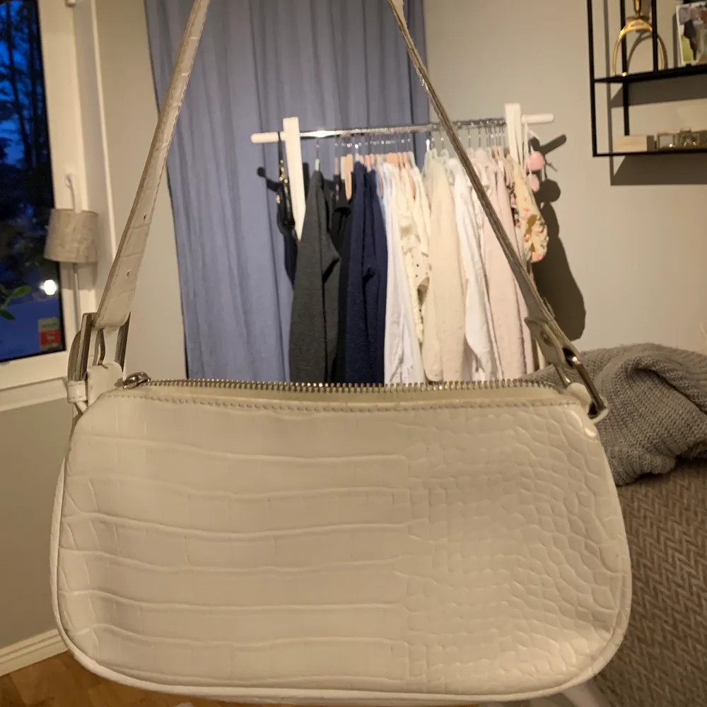 Säljer min vita handväska från bikbok🤩 den ser gul pga på lamporna inomhus men som ni ser på andra bilden så är den kritvit. Har ett stort fack och sen ett litet fack på utsidan. Väskor.