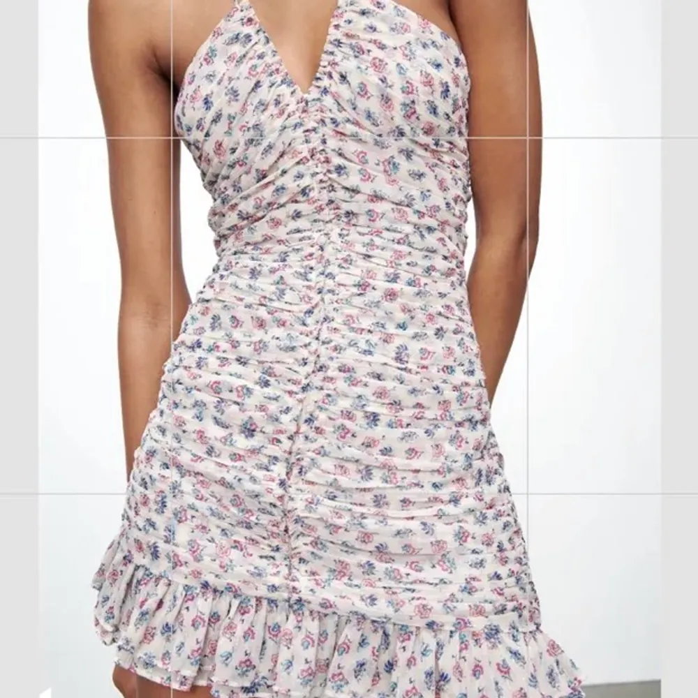 Säljer denna slutsålda jätte snygga klänningen från zara då den tyvärr var för liten för mig, aldrig använd med lappar kvar osv💕 Köp direkt för 300+frakt annars buda i kommentarerna❤️ (lånade bilder). Klänningar.