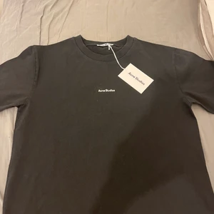 Acne T shirt  - Helt ny oanvänd t shirt från Acne! Storlek medium(dam), nypris 1800! 