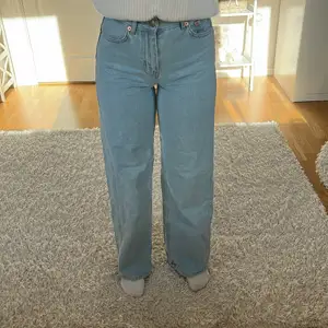 Ljusblåa vida jeans ifrån Junkyard, modellen wide legs jeans. Jättebra skick, använt 1-2ggr. Sitter bra i längd på mig som är 165💕