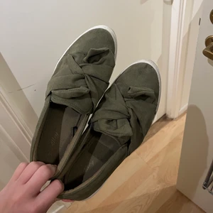 skor - använda nån gång endast, gröna fina skor med rusett 