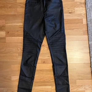 Fake läder byxor  - Tighta fake läder byxor med mönster längs låren. Använda fåtal gånger. 