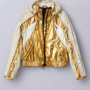 H&M Studio s/s 2019 - H&M Studio kollektion Jacka. Stl 34. Använd 1 ggn, har inga märken som tyder på användning.