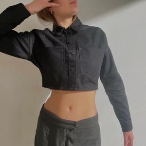Croppad jeansjacka  - Skitcool croppad jeansjacka, sittter supersnyggt!! Cool som topp eller jacka på våren. Storlek S
