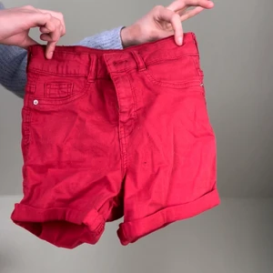 Röda shorts  - Passar XS-S. ‼️‼️🦋 lagt ut MASSA nytt så in och checka min sida🦋‼️‼️ 📦Fraktar med spårbar frakt för 66 kr, får plats med många plagg i samma paket så frakten blir samma oavsett om du köper 1 plagg eller 5📦 ❇️den 12 mars doneras ALLT till välgörenhet så passa på❇️