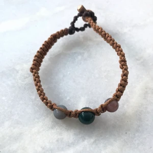 Makramé armband  - Handgjort makramé armband gjort av brun vaxad bomullstråd, Botswana agat och Zoisit. Alla kristaller jag säljer är äkta. ( 17 cm ) Frakt: 12kr 🦋