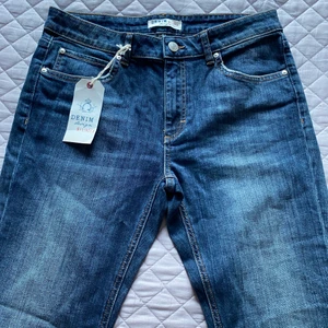 Denim straight leg mörk blå  - Etiketten är kvar, har aldrig använt och är i mycket bra skick. Tveka inte på att höra av dig vid frågor eller för flera bilder.☺️