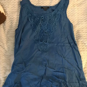 Blått linne - Ett flowigt linne med super fina detaljer med spets! Så lätt och luftigt! Perfekt för sommaren! Helt ny och endast testad! För fler bilder eller frågor är det bara att kontakta mig!😇