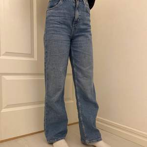 Snygga vida jeans i storlek 152! Modellen är 1,53 cm lång och jeansen passar perfekt😊